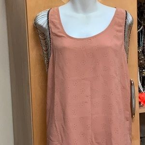 Short sleeve shirt with metal chain sleeves